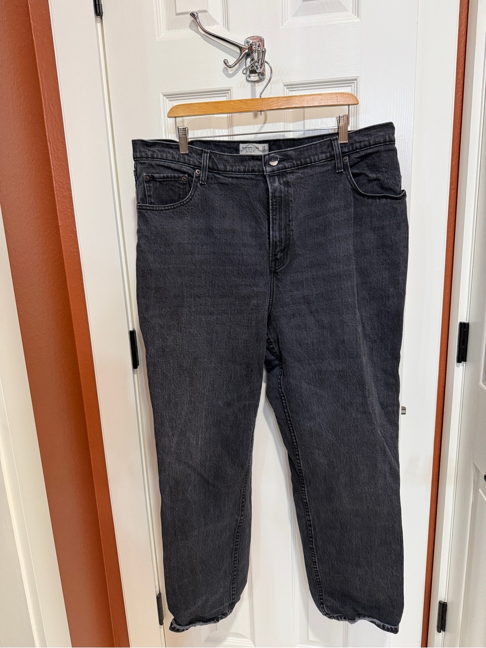Abercrombie & Fitch Ultra High Rise 90s Straight Jean in Washed Black Size 34R